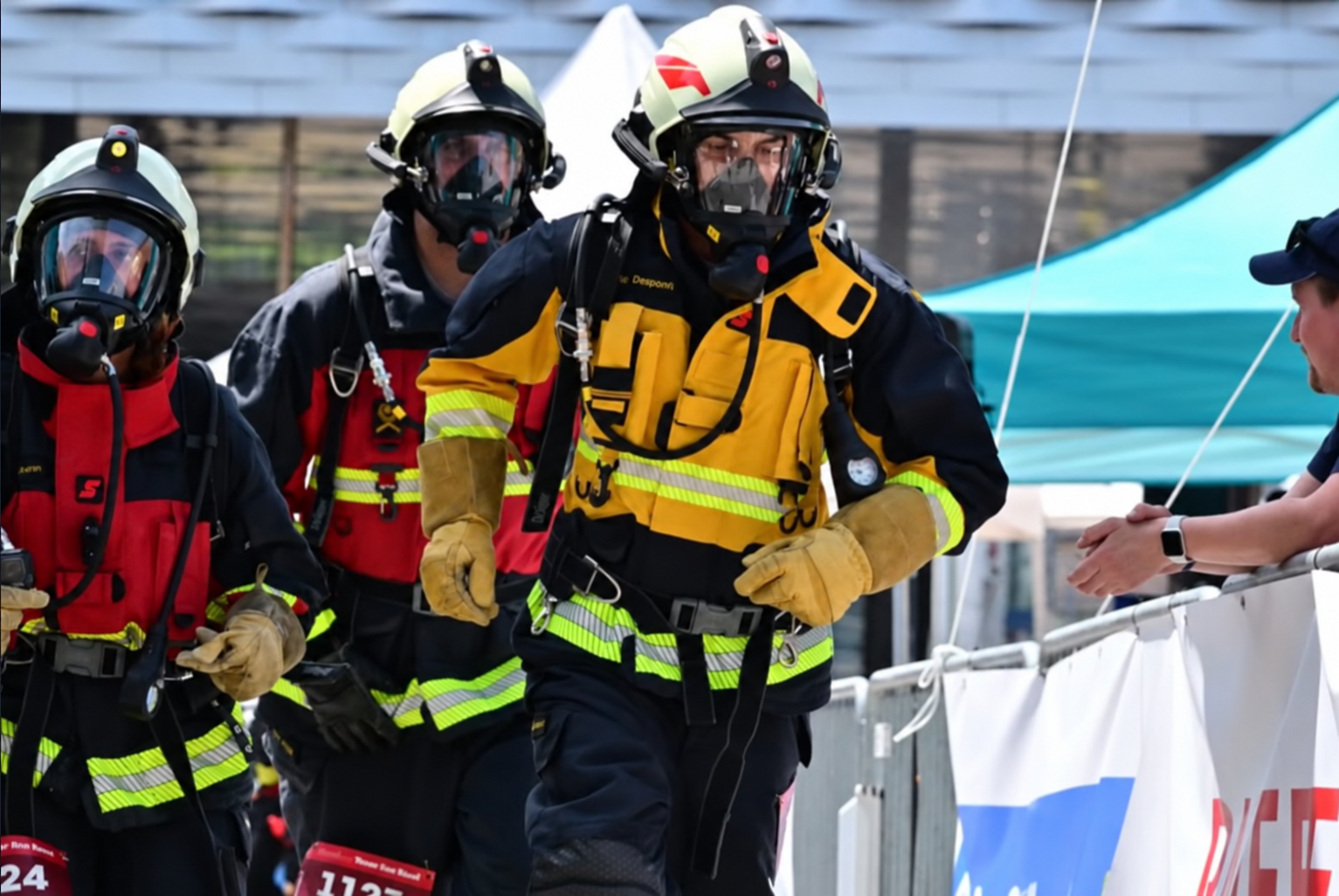Feuerwehrteam beim Tower Run Basel in voller Schutzausrüstung