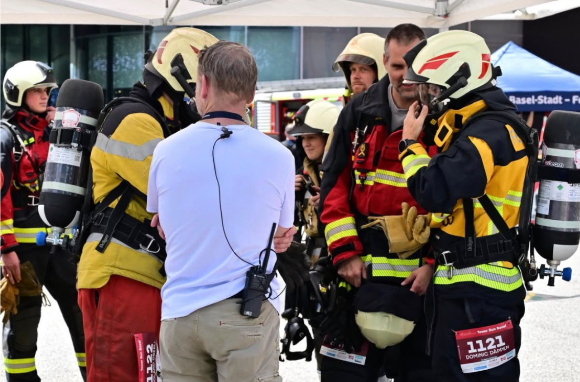 Feuerwehrteams bei der Vorbereitung am Start